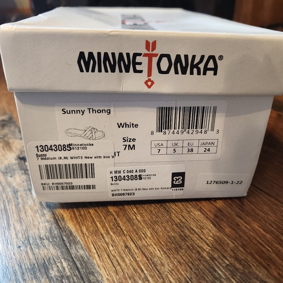 Minnetonka Sunny Thong Sandals, white size 7. - Picture 4 of 7